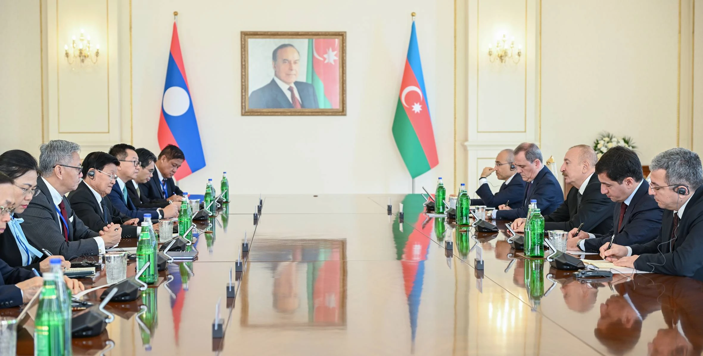 İlham Əliyevin Laos Prezidenti ilə geniş tərkibdə görüşü olub