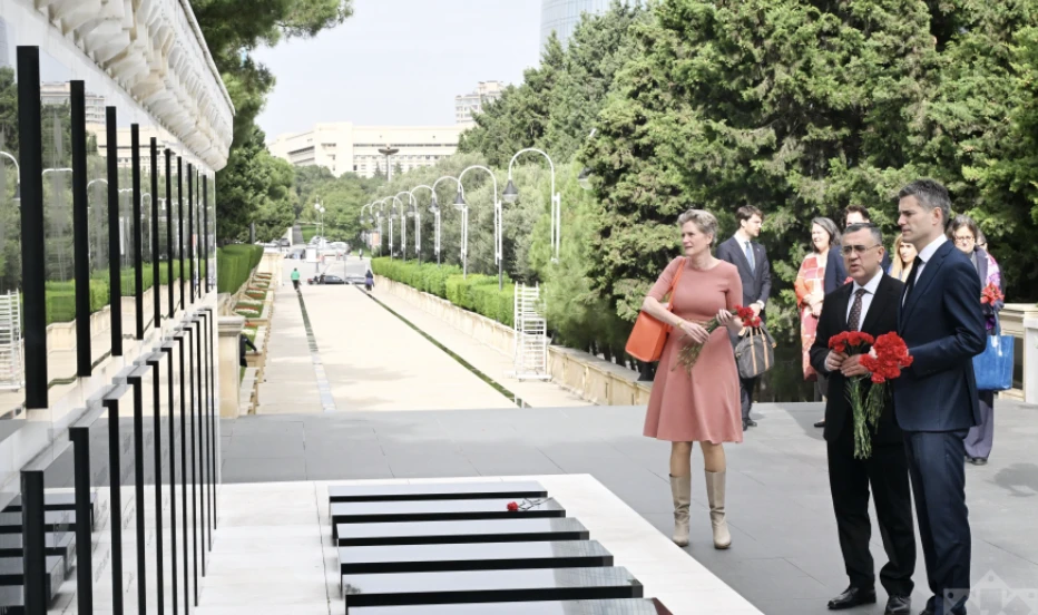 Niderlandın xarici işlər naziri Bakıda Şəhidlər xiyabanını ziyarət edib