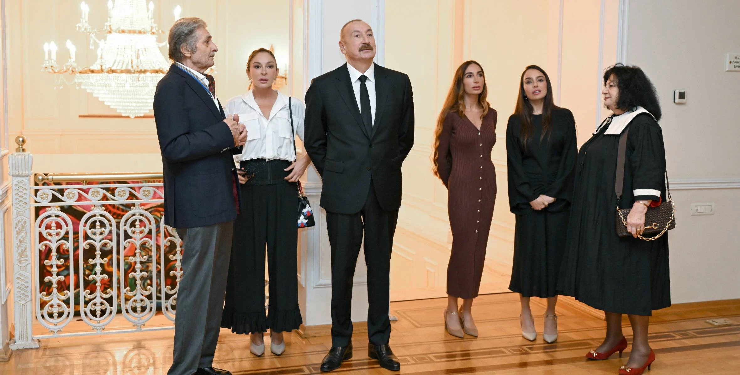 İlham Əliyev, birinci xanım Mehriban Əliyeva və ailə üzvləri “Mənim Abşeronum: Üstə gəl” adlı retrospektiv sərgi ilə tanış olublar