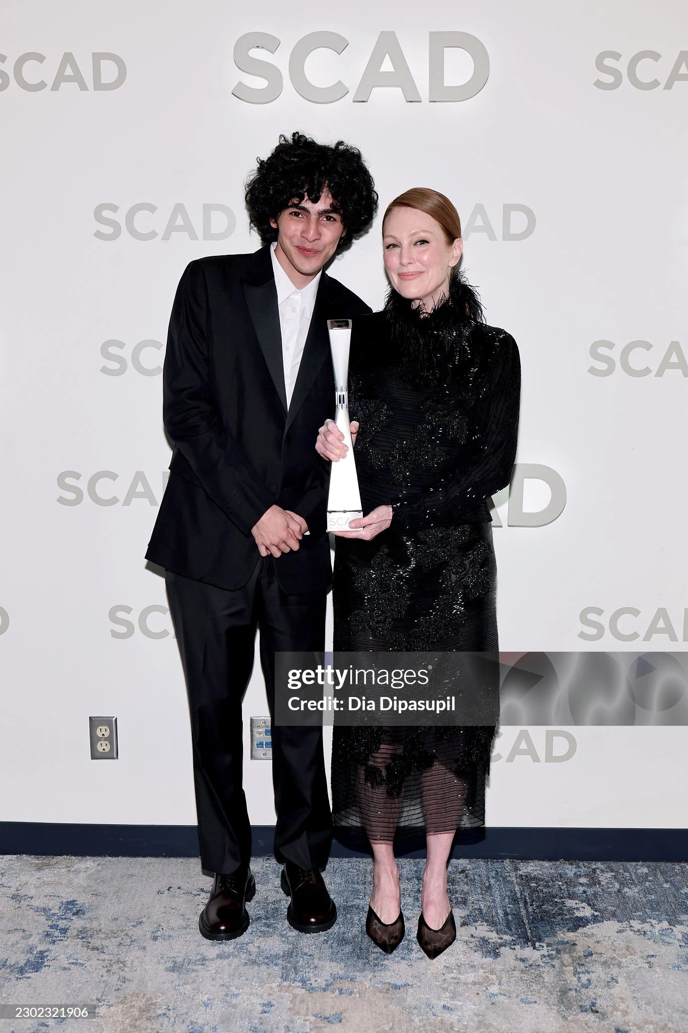 Azərbaycanlı aktyor Eldar İskəndərov beynəlxalq film festivalında Culian Mura mükafat təqdim edib