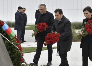 Gənclər və İdman nazirliyinin kollektivi zəfər parkini ziyarət edib