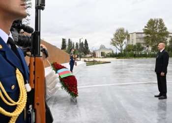 İlham Əliyev Anım Günü ilə əlaqədar Vətən müharibəsi şəhidlərinin xatirəsini bir dəqiqəlik sükutla yad edib