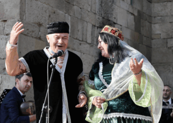 “Arşın mal alan” ahıllar və uşaq evi sakinlərinin ifasında