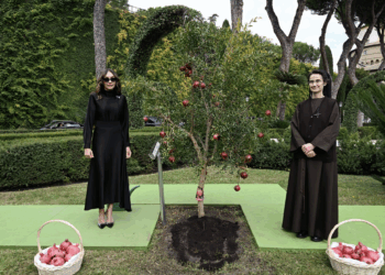 Birinci vitse-prezident Mehriban Əliyeva və ailə üzvləri Vatikan bağlarında ağacəkmə mərasimində iştirak ediblər