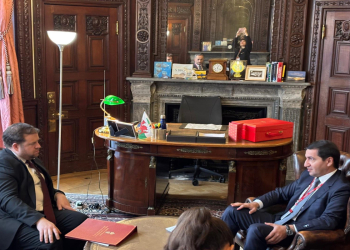 Hikmət Hacıyev Britaniyanın dövlət naziri ilə əlaqələrin genişləndirilməsini müzakirə edib