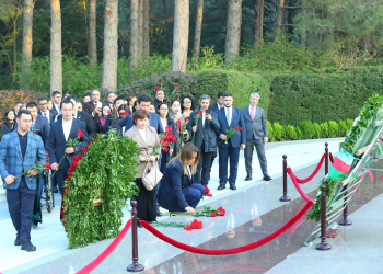 Fəxri xiyabanı ziyarət etdilər