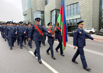 Zəfər Gününün beşilliyi münasibətilə hərbi orkestrlərin müşayiəti altında yürüşlər keçirilib