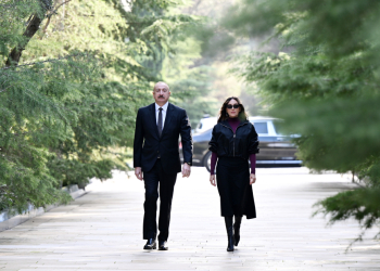 Prezident və xanımı Ulu Öndər Heydər Əliyevin məzarını ziyarət ediblər