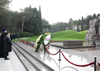 Azərbaycan Din xadimlərinin II forumunun iştirakçıları Fəxri xiyabanda