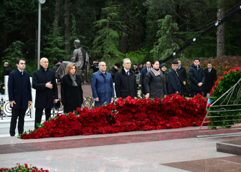 YAP nümayəndələri Fəxri xiyabanda