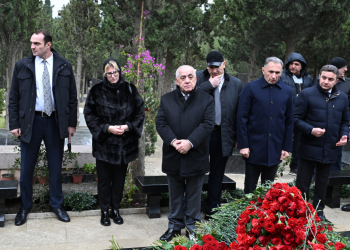 Əli Əsədov AZAL qəzası qurbanlarının məzarlarını ziyarət edib