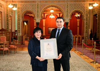 Adil Kərimli akademik Nailə Vəlixanlını ziyarət edib