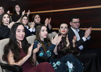 Leyla Əliyeva və Alena Əliyeva tamaşada