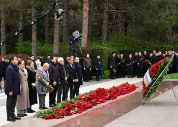 Mədəniyyət Nazirliyinin kollektivi Fəxri xiyabanda