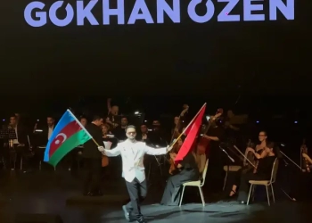 Gökhan Özen Bakı konsertinə bayraqlarla çıxdı
