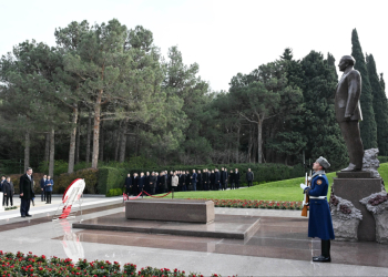 Cevdet Yılmaz Ümummilli Liderin məzarını ziyarət edib
