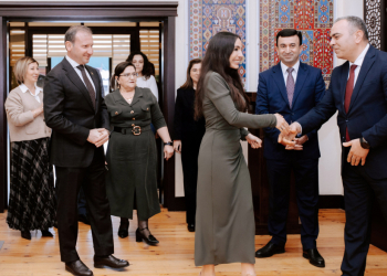 “Azərxalça”nın Şuşa məscidi üçün hazırladığı dairəvi əl xalçasının kəsim mərasimi olub