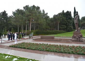 Ərəb Parlamentinin prezidenti Fəxri xiyabanı və Zəfər parkını ziyarət edib