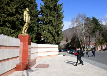 Mədəniyyət naziri Adil Kərimli Qax rayonunda vətəndaşların müraciətlərini dinləyib